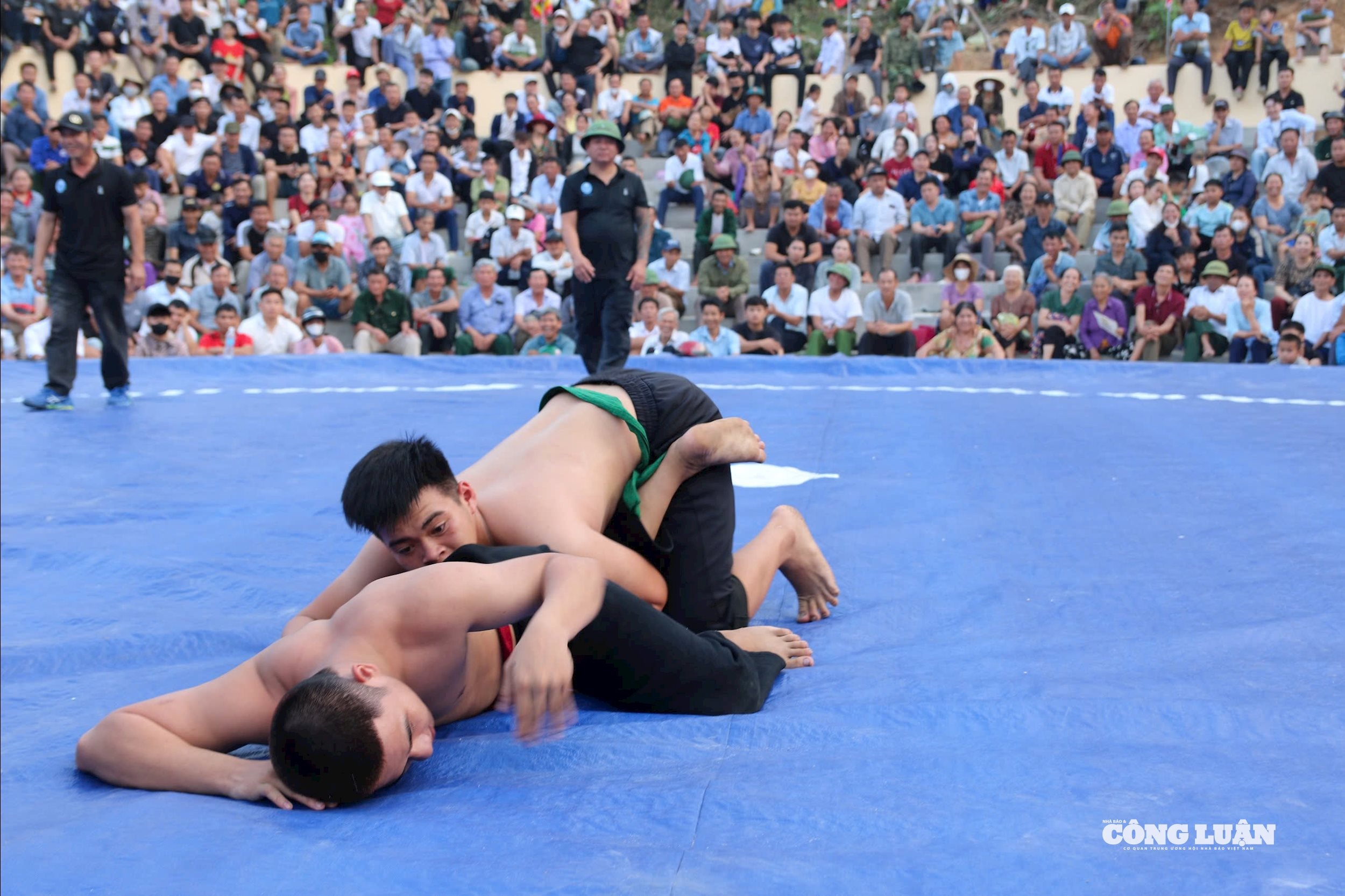 Xung quanh sới vật là biển người đông kín dõi theo những màn so tài gay cấn, hấp dẫn.