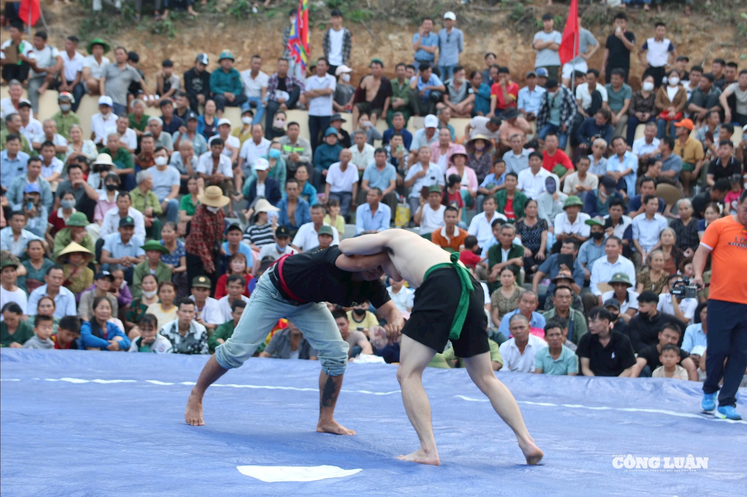 Tham gia thi đấu là những thanh niên khỏe mạnh, yêu thích bộ môn vật dân tộc.