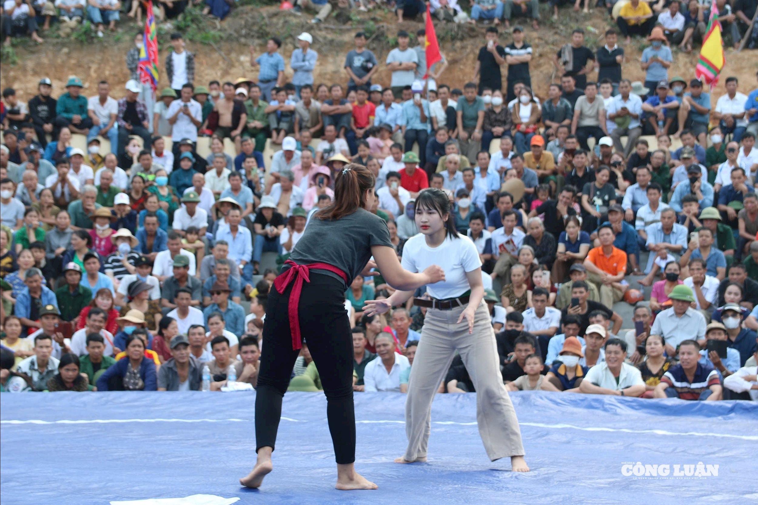 Nhiều chị em phụ nữ hào hứng lên sới vật so tài