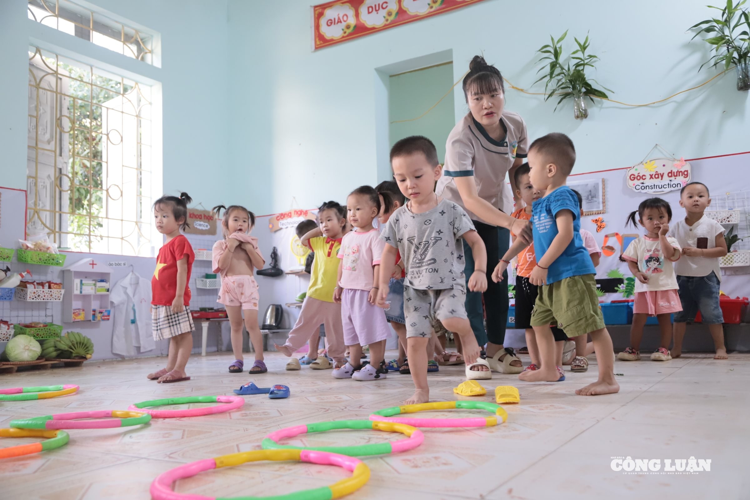 Dự thảo thông tư mới đề xuất hiệu trưởng, phó hiệu trưởng mầm non phải trực tiếp tham gia dạy trẻ.