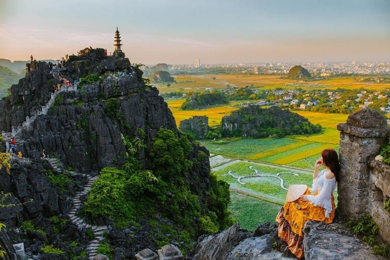congluan-cdn.congluan.vn-files-content-2024-06-20-_thang-6-ve-ninh-binh-ngam-van-ly-truong-thanh-mua-sen-no-va-dong-lua-chin-155748489(1).jpg