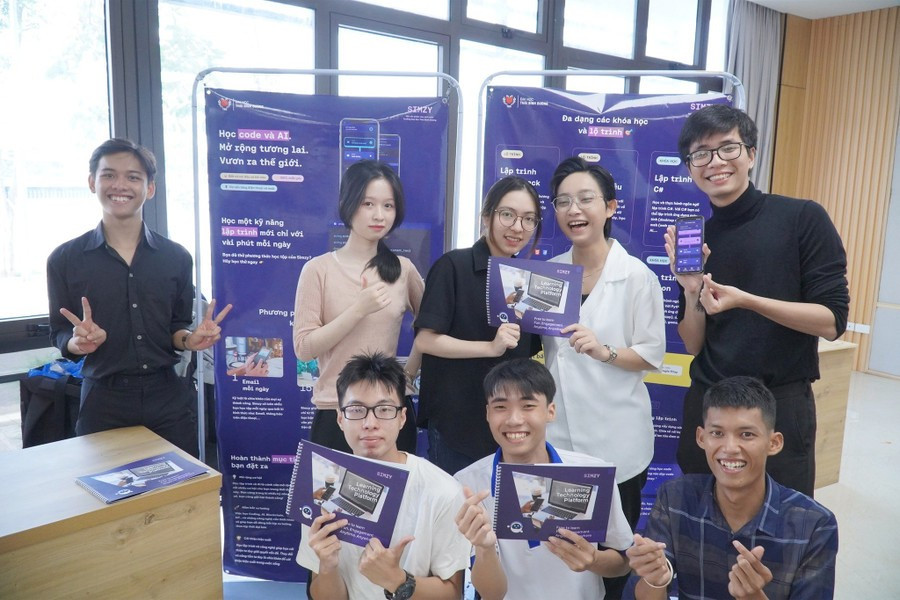 Thành viên dự án phát triển nền tảng học tập lập trình trực tuyến Simzy giới thiệu sản phẩm. Ảnh: Lê Trang - Dung Nguyễn.