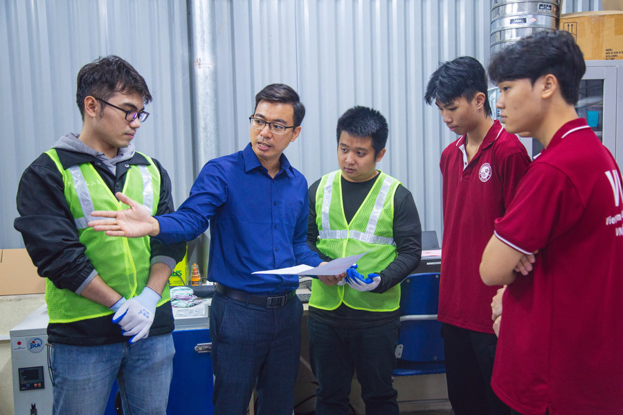 Giờ thực hành của sinh viên Trường Đại học Việt Nhật (Đại học Quốc gia Hà Nội). Ảnh: NTCC duong-toi-top-100-the-gioi-2.jpg