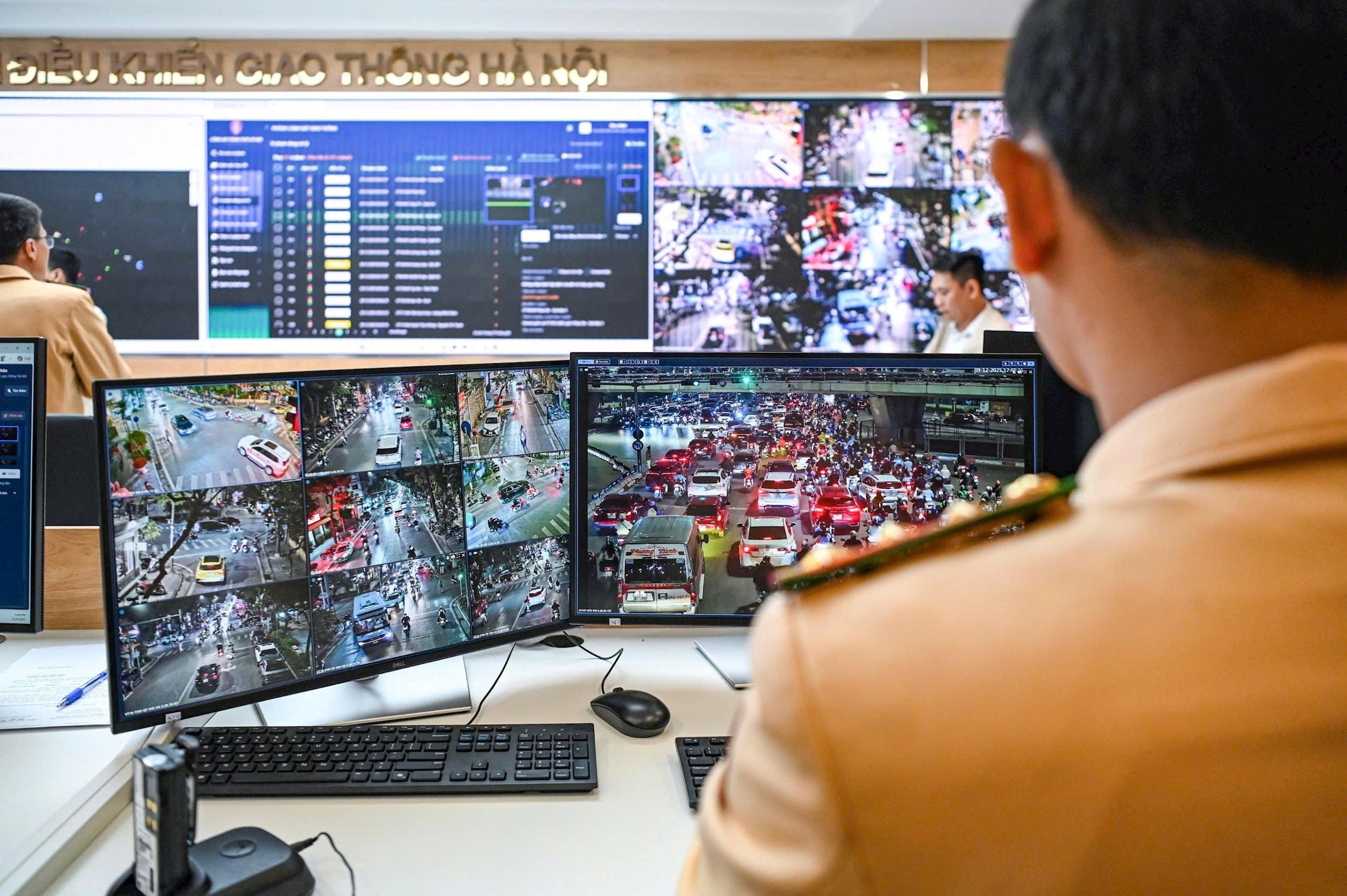 Lực lượng CSGT giám sát qua camera. A