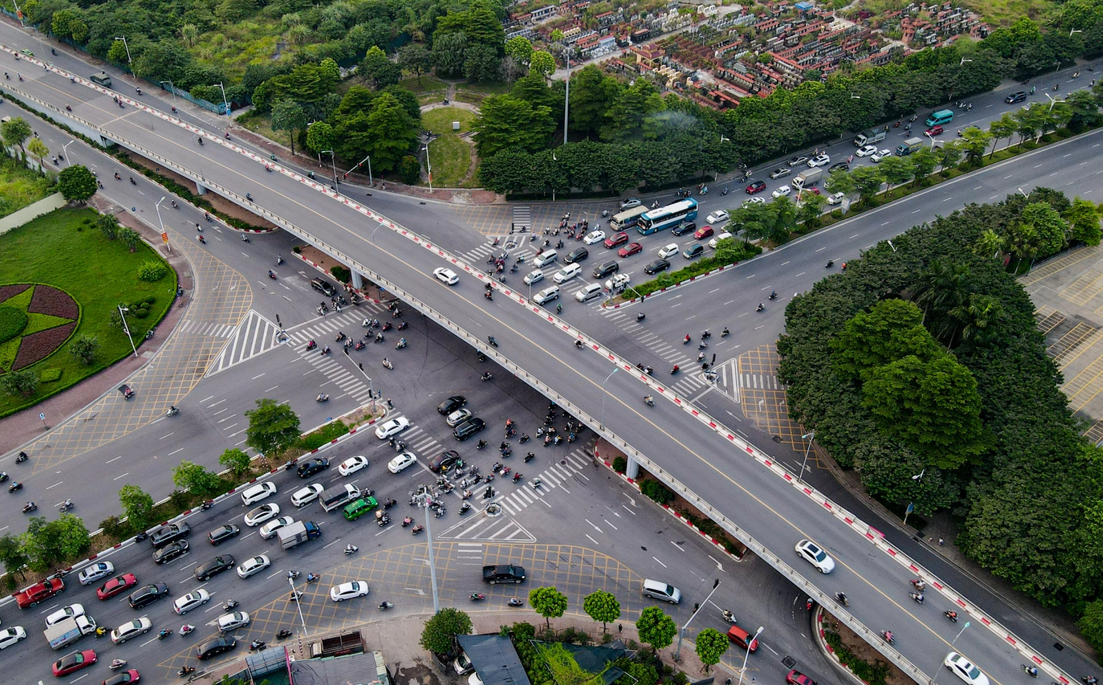 Tổ chức lại giao thông nút Cổ Linh - Đàm Quang Trung để giảm ùn tắc. Ảnh minh họa.