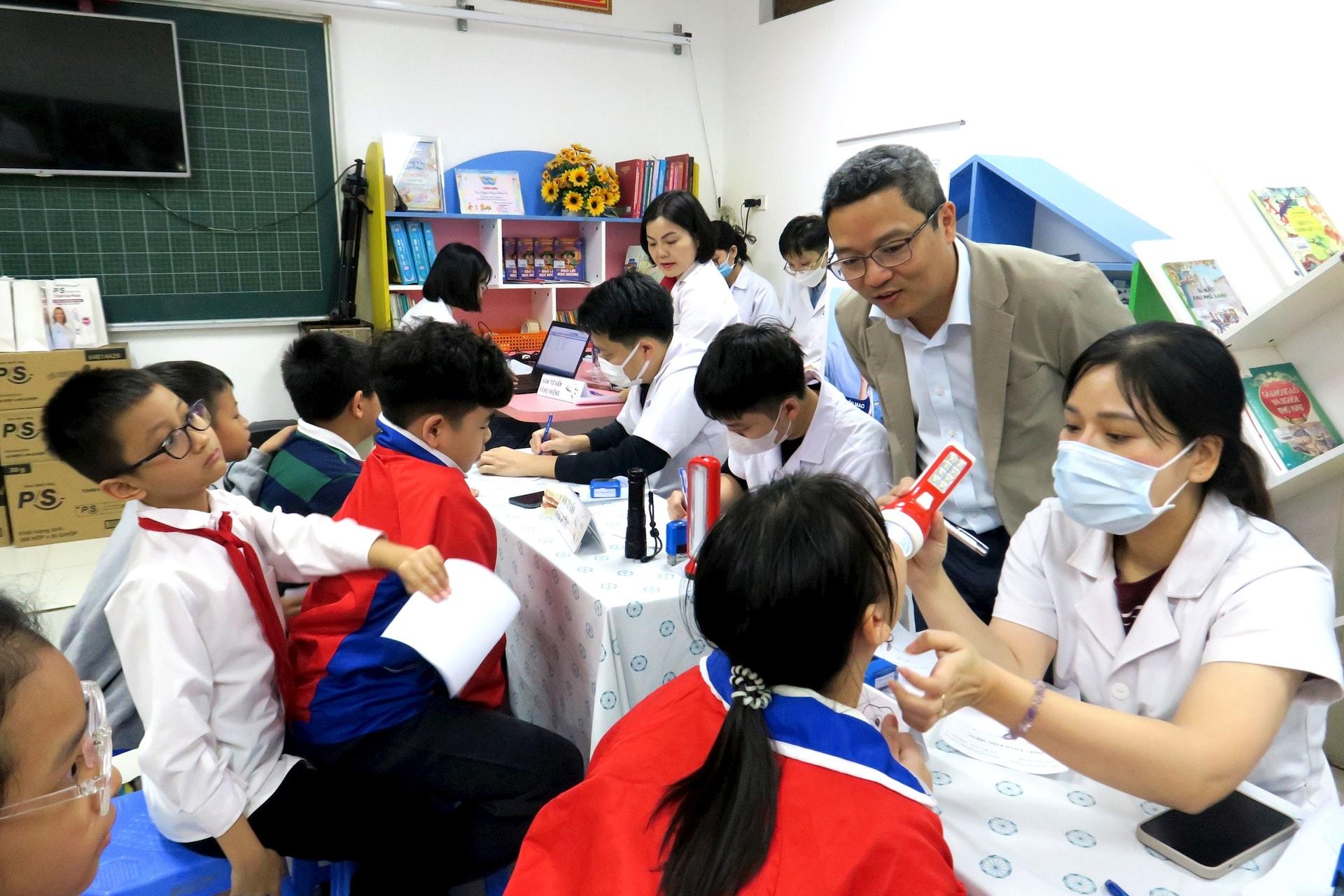 Bác sĩ Bệnh viện Đa khoa Hà Đông khám sức khoẻ răng miệng cho học sinh Trường Tiểu học Nguyễn Trãi (phường Hà Đông). Ảnh: BVCC