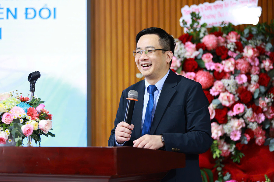 PGS.TS Nguyễn Như Hà - Phó Vụ trưởng Vụ Pháp Chế Bộ GD&ĐT trình bày tham luận. Ảnh: HCMULAW.