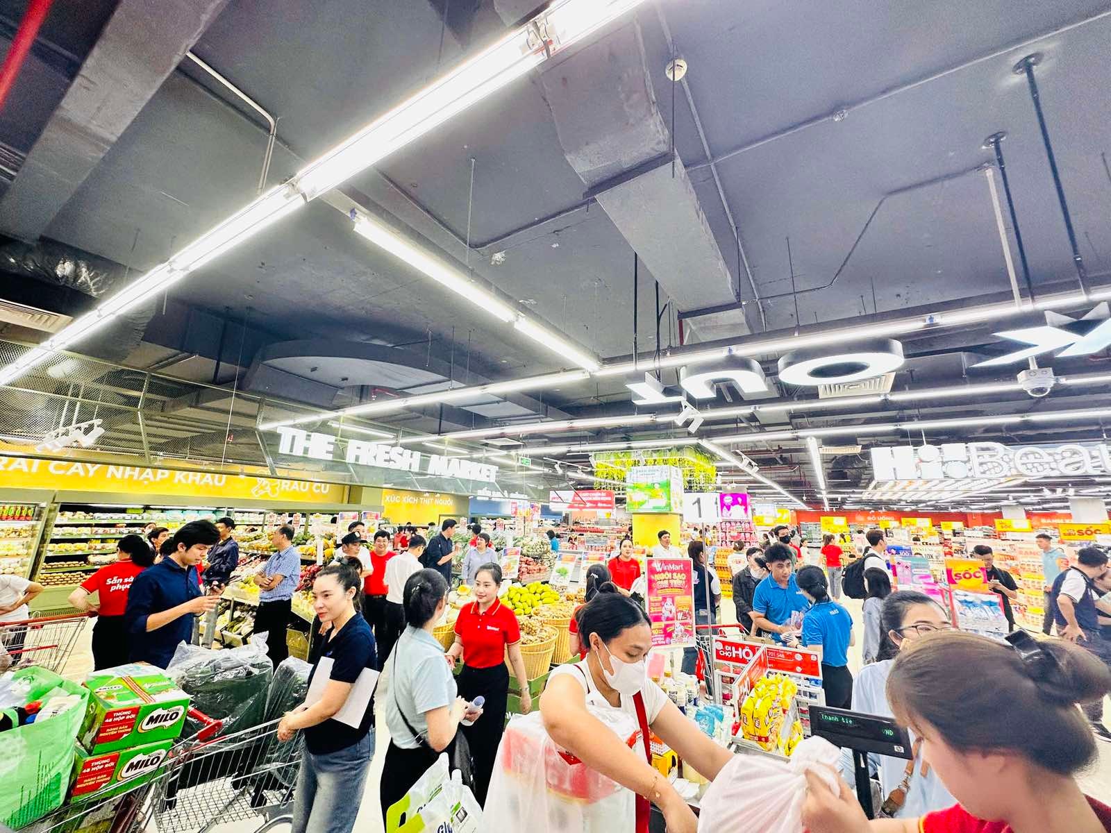 Tấp nập khách mua sắm tại siêu thị WinMart