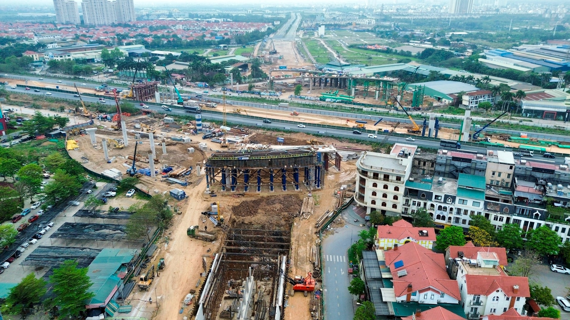 Tháng 4/2025, thành phố Hà Nội khởi công dự án xây dựng nút gnút giao khác mức giữa đường Vành đai 3,5 và Đại lộ Thăng Long. Dự án do Ban Quản lý dự án Đầu tư xây dựng công trình dân dụng Hà Nội làm chủ đầu tư, với tổng mức đầu tư hơn 2.380 tỷ đồng.