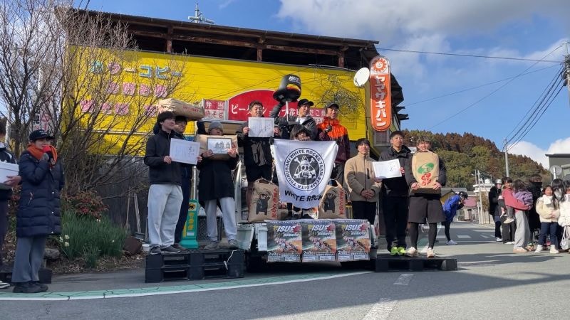 Miura và đồng đội ăn mừng chiến thắng trên bục vinh quang, mang về nhà 90 kg gạo làm giải nhất.