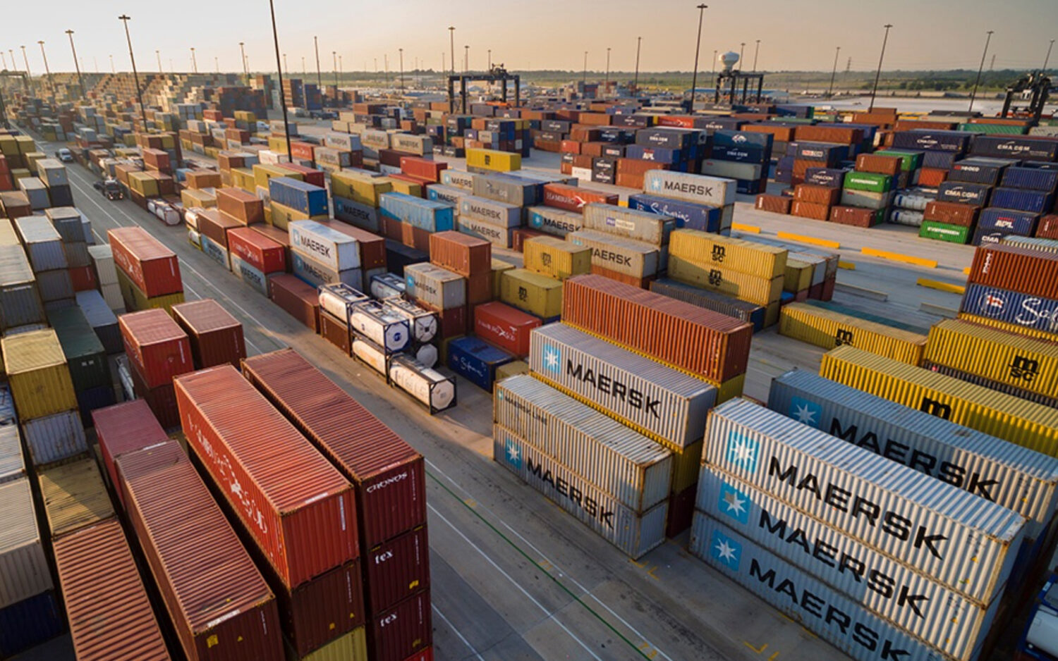 Hình ảnh container tại cảng cho hoạt động xuất nhập khẩu. Ảnh: Houston Public Media