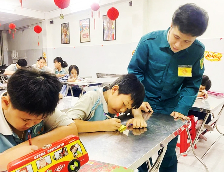 Người “gieo chữ” cho trẻ em bất hạnh