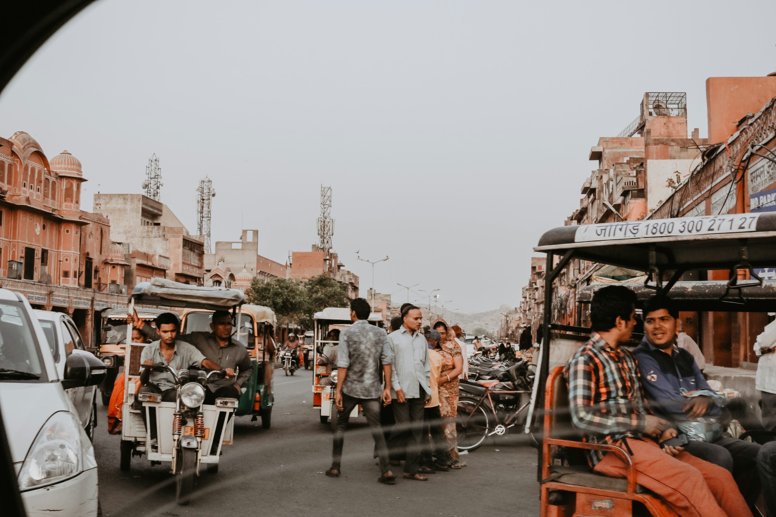 người đi bộ và đi xe đạp phía trước tòa nhà