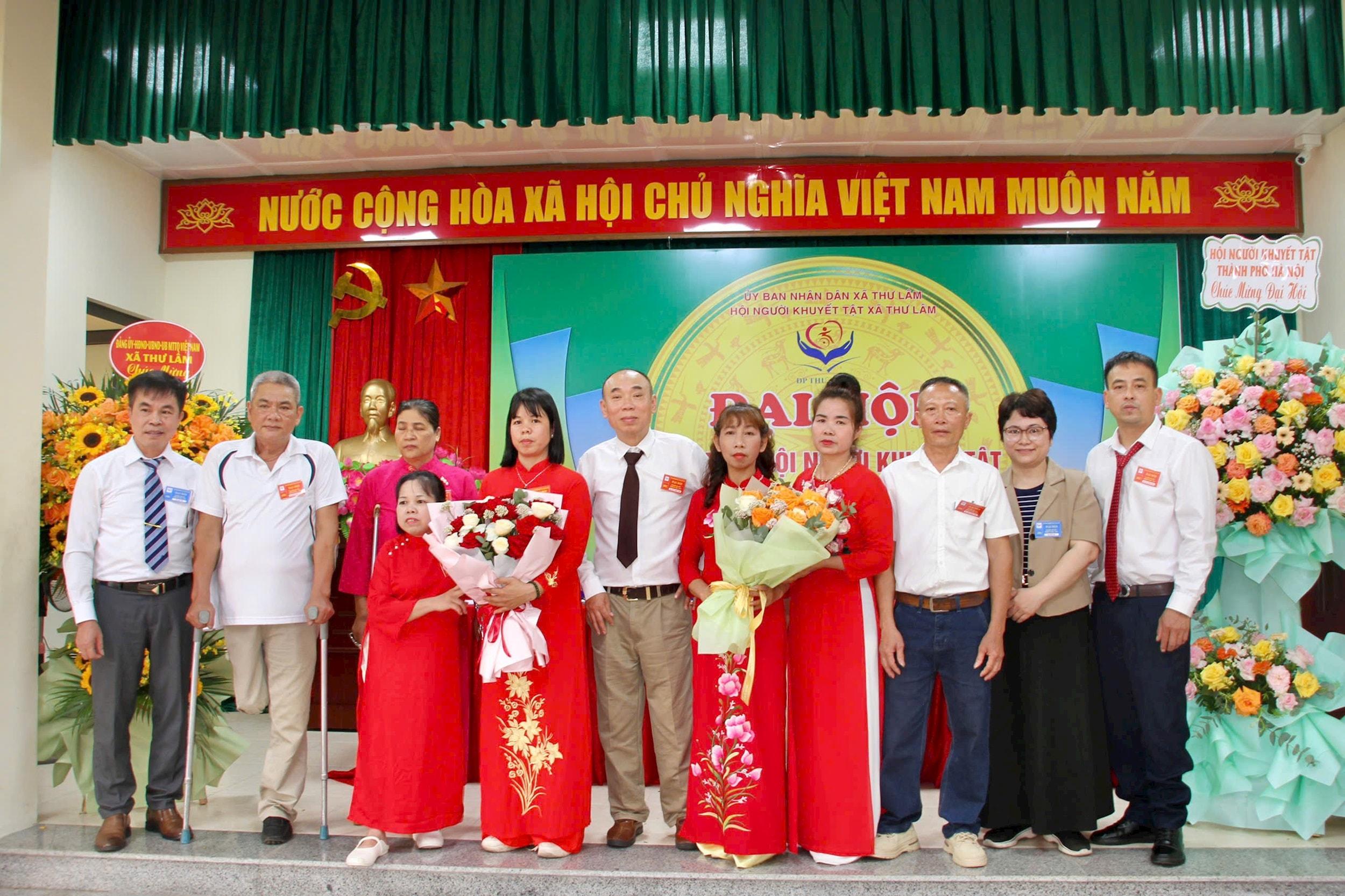 Ban Chấp hành Hội Người khuyết tật xã Thư Lâm khoá I ra mắt tại Đại hội. Ảnh: Thành Luân
