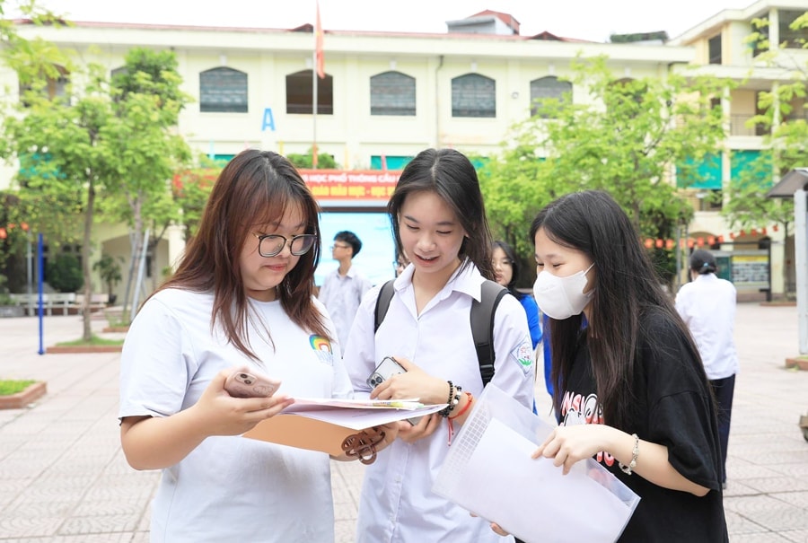 Khoảng 60% số học sinh trung học cơ sở được tuyển vào lớp 10 trung học phổ thông công lập. Ảnh: Quang Thái