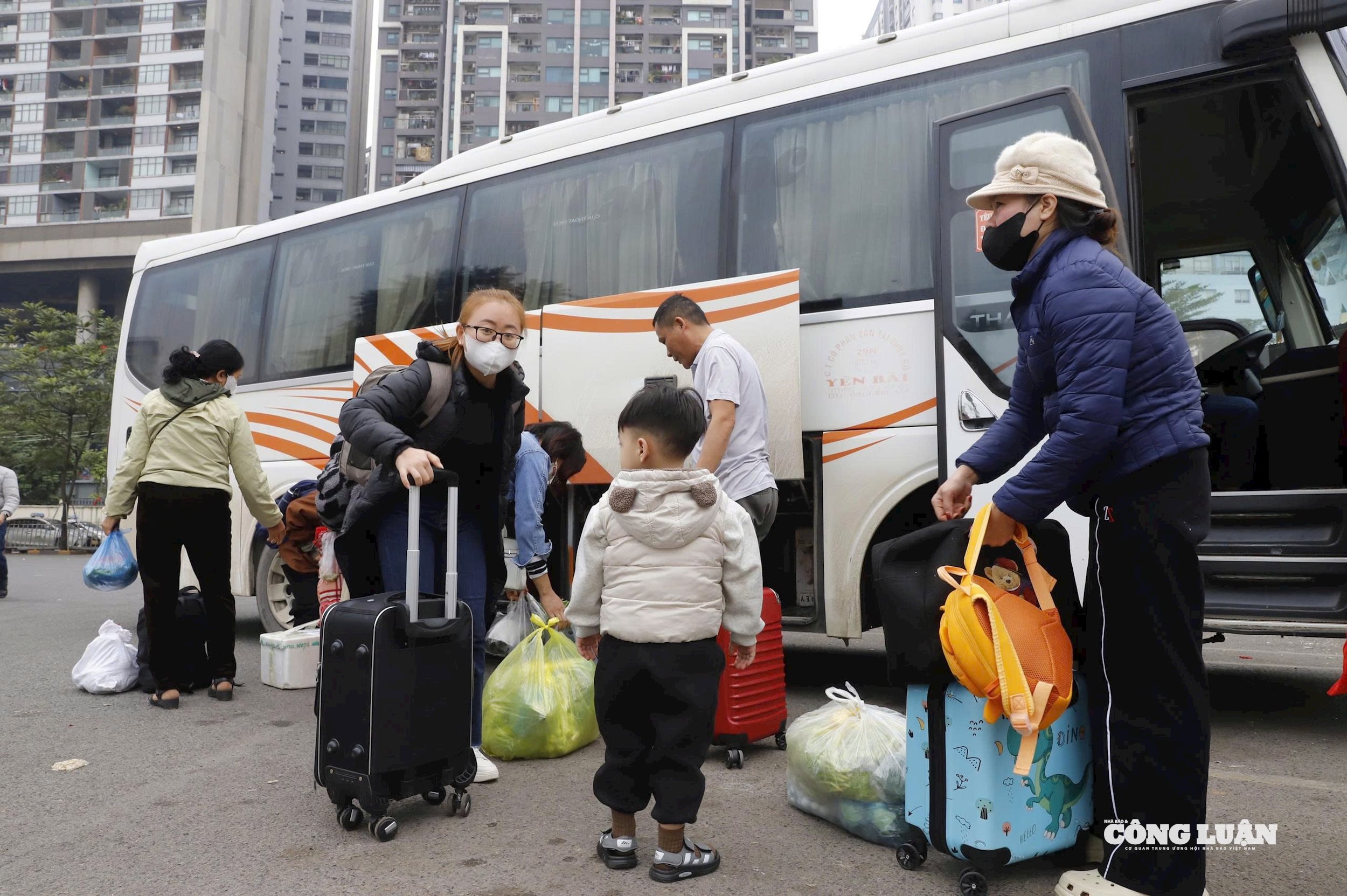 Hình ảnh người dân xuống xe khách ở bến xe Mỹ Đình.