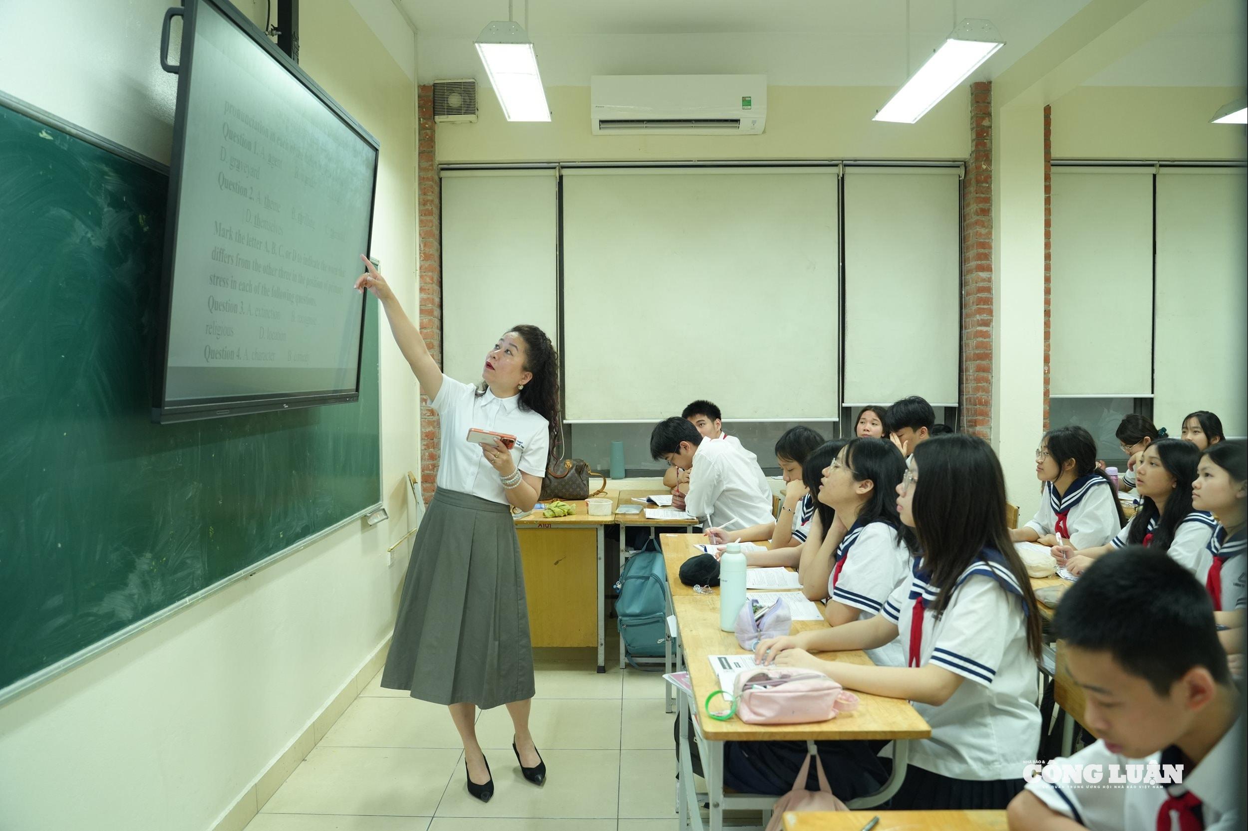 Hà Nội năm nay có khoảng 147.000 học sinh tốt nghiệp THCS, trong khi chỉ tiêu vào lớp 10 công lập khoảng 80.000–84.000.