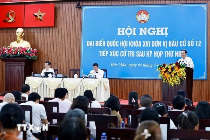 ttxvn-0405-chu-tich-quoc-hoi-tiep-xuc-cu-tri-tp-ho-chi-minh-11.jpg.jpg