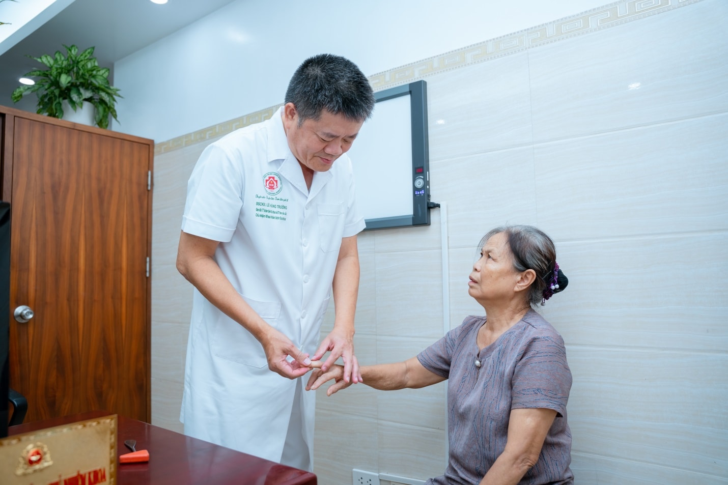 Từ ngày 1/1/2026, nhân viên y tế như bác sĩ y khoa, dược sĩ được xếp lương từ bậc 2 khi được tuyển dụng. Ảnh: NB&CL