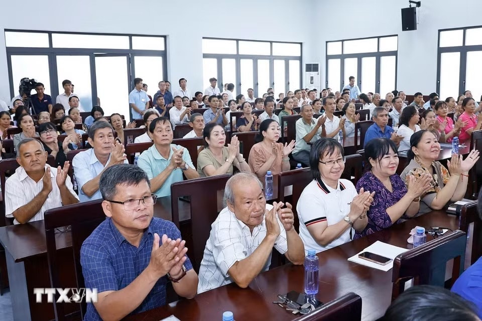 ttxvn-0405-chu-tich-quoc-hoi-tiep-xuc-cu-tri-tp-ho-chi-minh-6.jpg.jpg