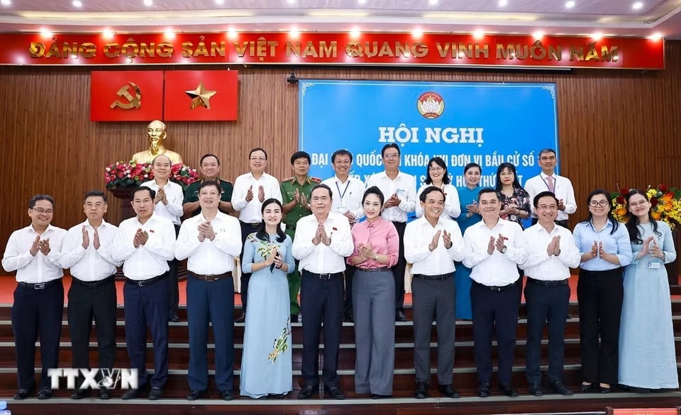ttxvn-0405-chu-tich-quoc-hoi-tiep-xuc-cu-tri-tp-ho-chi-minh-14.jpg.jpg