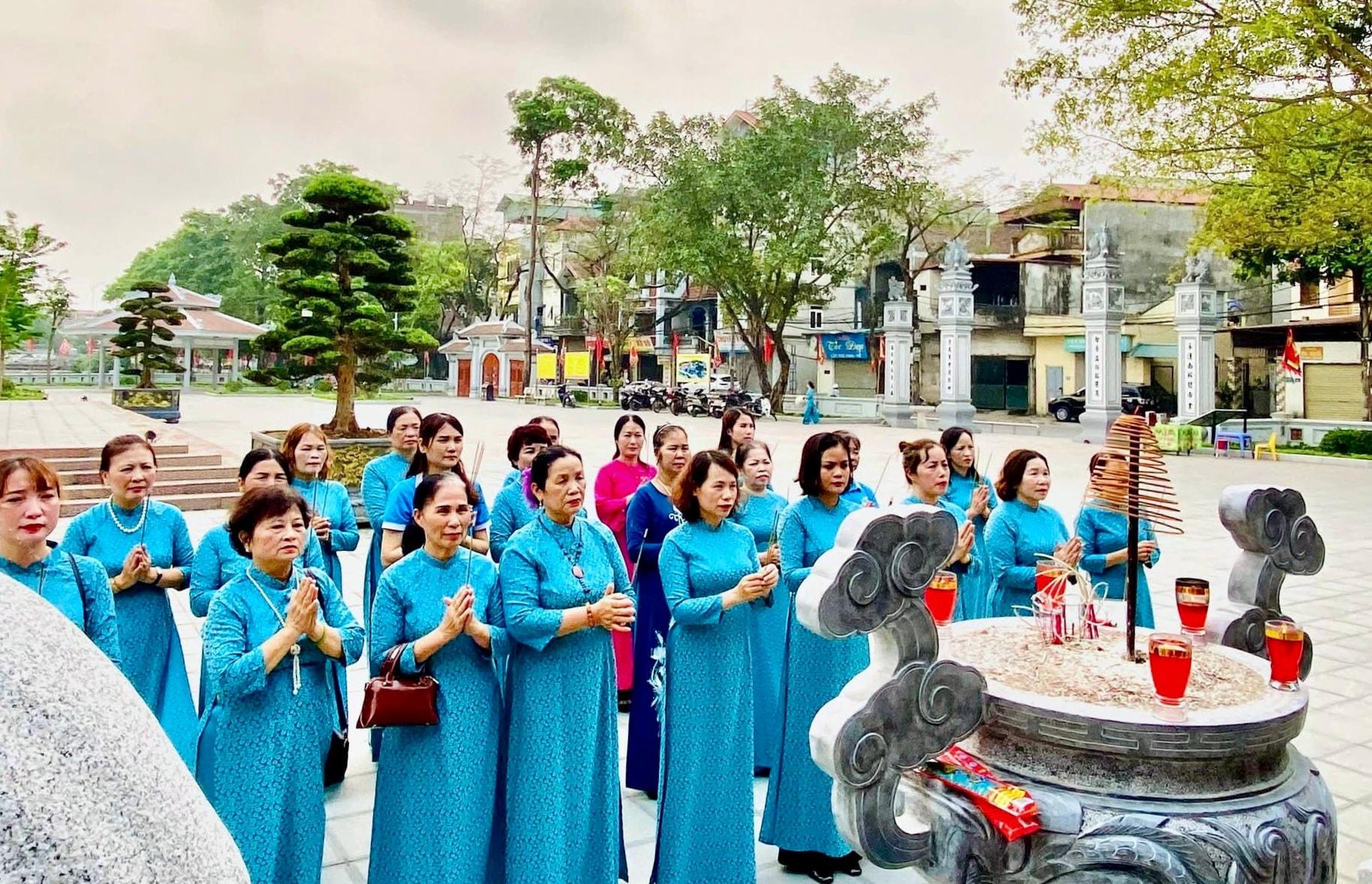 Cán bộ, hội viên Hội Phụ nữ xã Ngọc Hồi dâng hương tại Di tích lịch sử Chiến thắng Ngọc Hồi mùa Xuân Kỷ Dậu (1789). Ảnh: PV