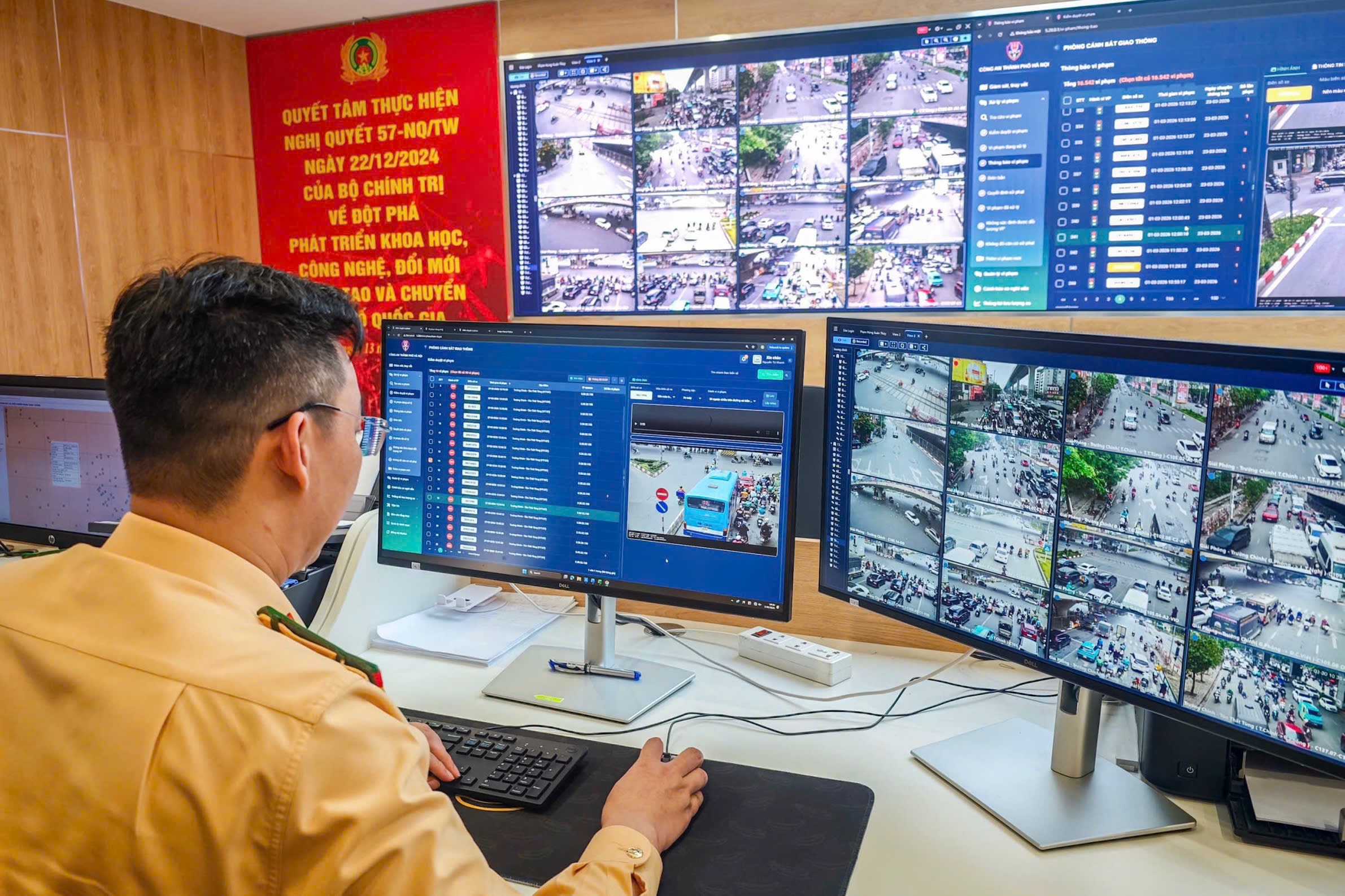 Lực lượng chức năng giám sát giao thông qua camera AI. Ảnh: Phạm Công