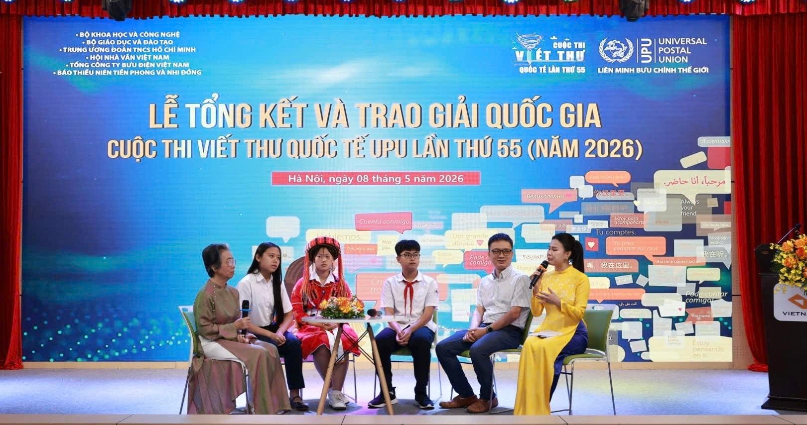 Giao lưu với các