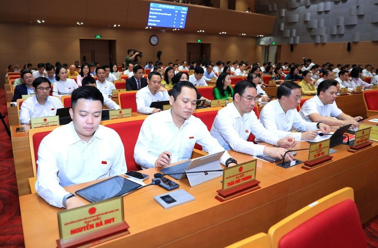 Các đại biểu bấm nút biểu quyết thông qua Nghị quyết Các đại biểu bấm nút biểu quyết thông qua Nghị quyết