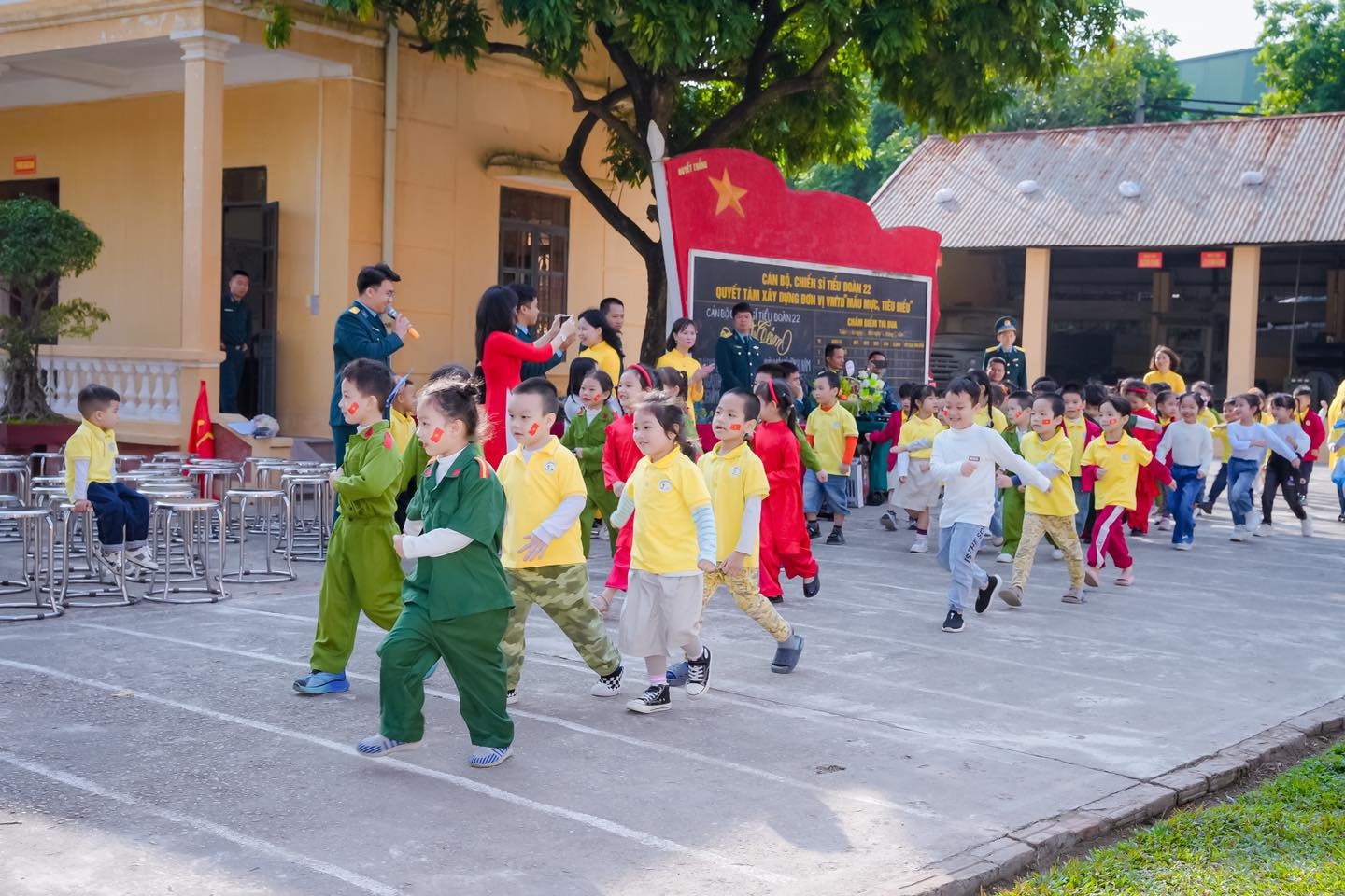 Học sinh Trường Mầm non Sao Mai - Định Công trong một hoạt động trải nghiệm thực tế. Ảnh: N