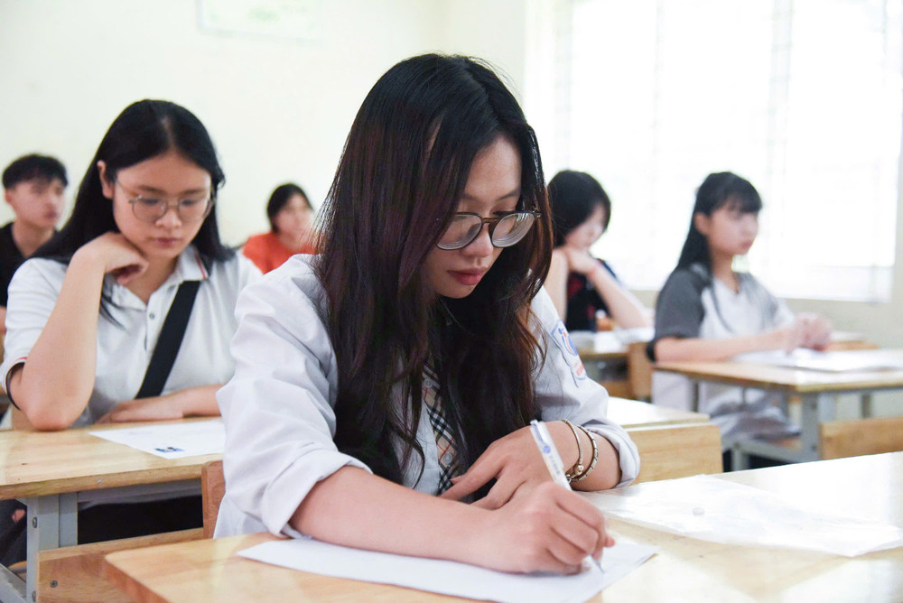 Kỳ thi tốt nghiệp THPT năm 2026 diễn ra trong hai ngày 11-12/6, với hơn 1,22 triệu thí sinh tham dự, cao nhất trong nhiều năm trở lại đây. z6740920120845-41f716e852951d8664caa98d1b8f9de7.jpg