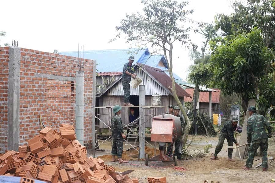 Gia Lai huy động lực lượng quân đội xóa nhà tạm, nhà dột nát cho gia đình hoạt động kháng chiến - ảnh 1