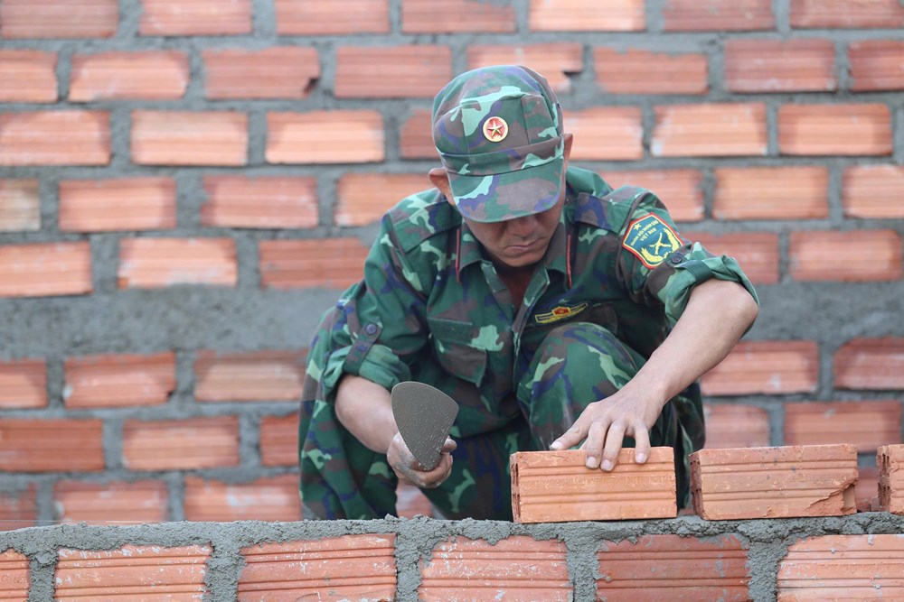 Gia Lai huy động lực lượng quân đội xóa nhà tạm, nhà dột nát cho gia đình hoạt động kháng chiến - ảnh 2