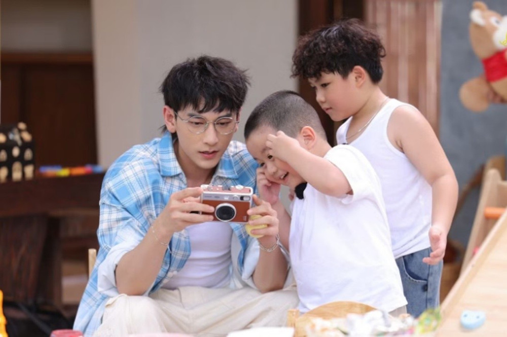 Isaac cùng hai "cái đuôi nhỏ". Ảnh: NSX 1duoi2.jpg