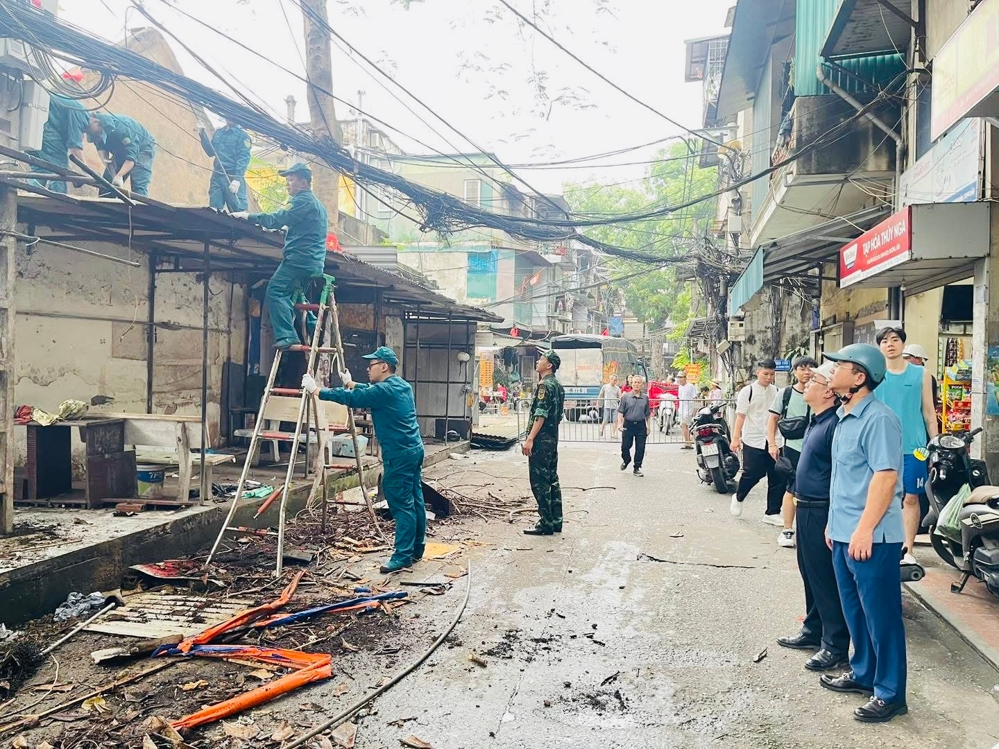 Bí thư Đảng ủy, Chủ tịch HĐND phường Khương Đình Võ Đăng Dũng và Phó Bí thư Đảng ủy, Chủ tịch UBND phường Khương Đình Nguyễn Sỹ Đoàn kiểm tra hiện trường công tác giải phóng mặt bằng đường Vành đai 2,5 trên địa bàn phường. Ảnh: KĐ