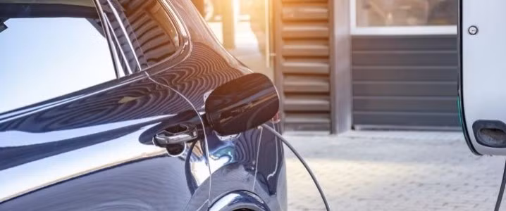 Hình minh họa xe điện tại trạm sạc. Ảnh: Oil Price Hình minh họa xe điện tại trạm sạc. Ảnh: Oil Price