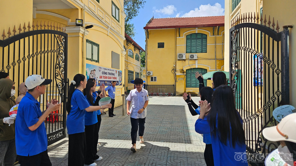 Những thí sinh đầu tiên hoàn thành bài thi môn Ngữ văn tươi cười bước ra. clo_br_1000223632.jpg