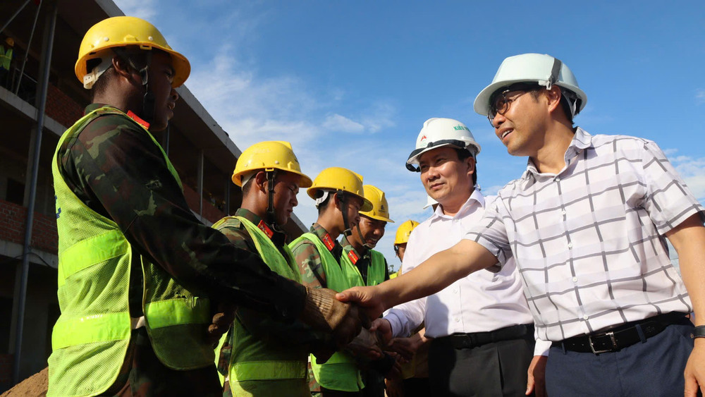 Chủ đầu tư và lãnh đạo Sở GD&ĐT tỉnh Gia Lai hỏi thăm, tặng quà các lực lượng vũ trang đang hỗ trợ xây dựng trường học biên giới z7914315745523-bb9f488b600eb2cd4225481131906975.jpg