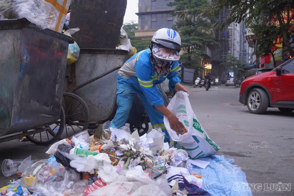 Hộ gia đình, cá nhân không phân loại chất thải rắn sinh hoạt theo quy định hoặc không sử dụng bao bì chứa chất thải rắn sinh hoạt theo quy định bị phạt tiền từ 500.000 đồng đến 1 triệu đồng. clo_br_z7914612555939-811dd40d50ae1ce3fb1c5fda49fdbd2d.jpg