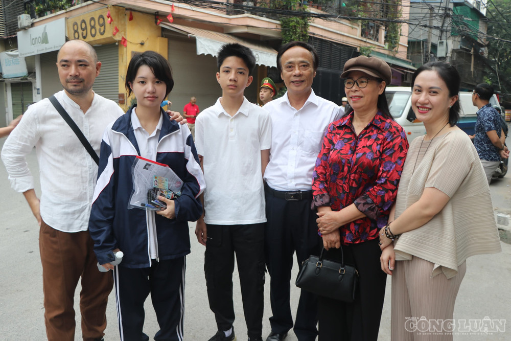 Gia đình ông Phùng Trung Tập đưa cháu đến điểm thi THCS Nguyễn Trường Tộ (Hà Nội). clo_br_30357cf533ab42fca2d8215145760a33.jpg