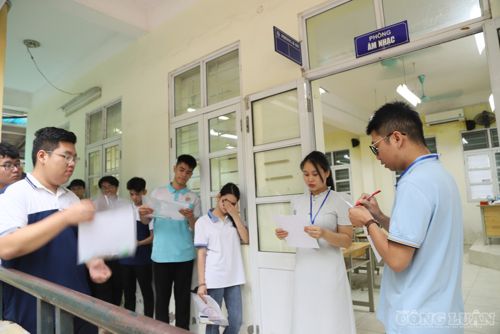 Không khí nghiêm túc tại điểm thi trong buổi sáng đầu tiên của kỳ thi. clo_br_img-5141.jpg