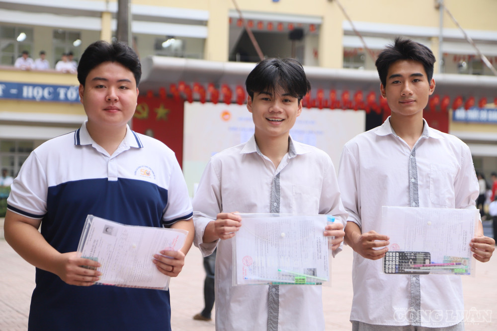 Em Đỗ Minh Phúc (ở giữa) và các bạn học sinh Trường Cao đẳng Công trình Đô thị. clo_br_img-5134.jpg