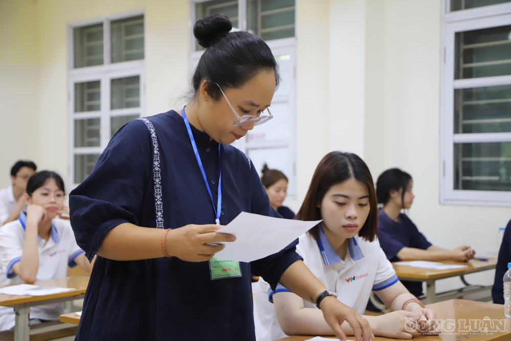 Thí sinh kiểm tra giấy báo dự thi và căn cước công dân. clo_br_img-5188.jpg