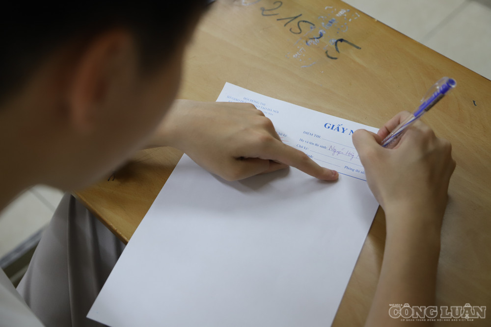 Thí sinh viết giấy nháp môn Ngữ văn. clo_br_img-5216.jpg