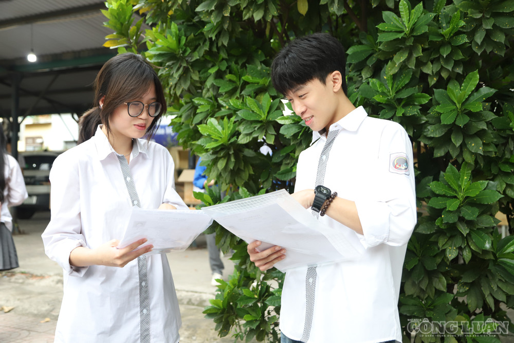 Từ sáng sớm, nhiều thí sinh đã có mặt tại điểm thi để ổn định tâm lý trước giờ làm bài. clo_br_img-5058.jpg