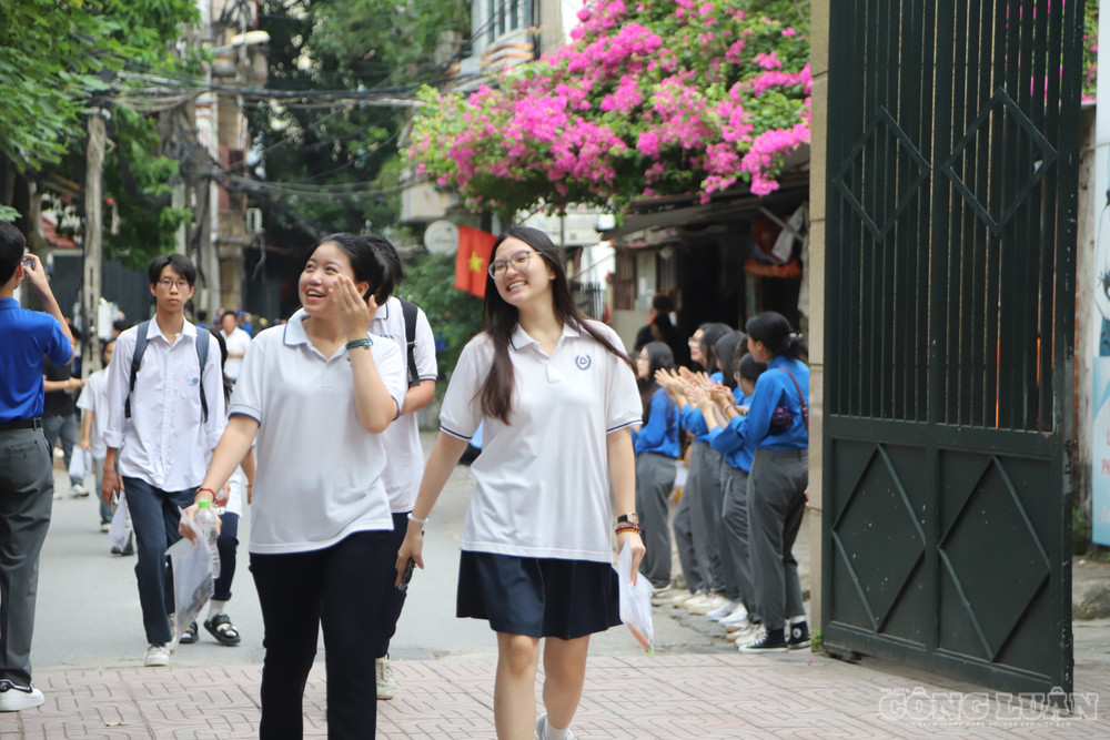 Nụ cười rạng rỡ của sĩ tử trước khi bước vào phòng thi môn Ngữ văn. clo_br_img-5046.jpg