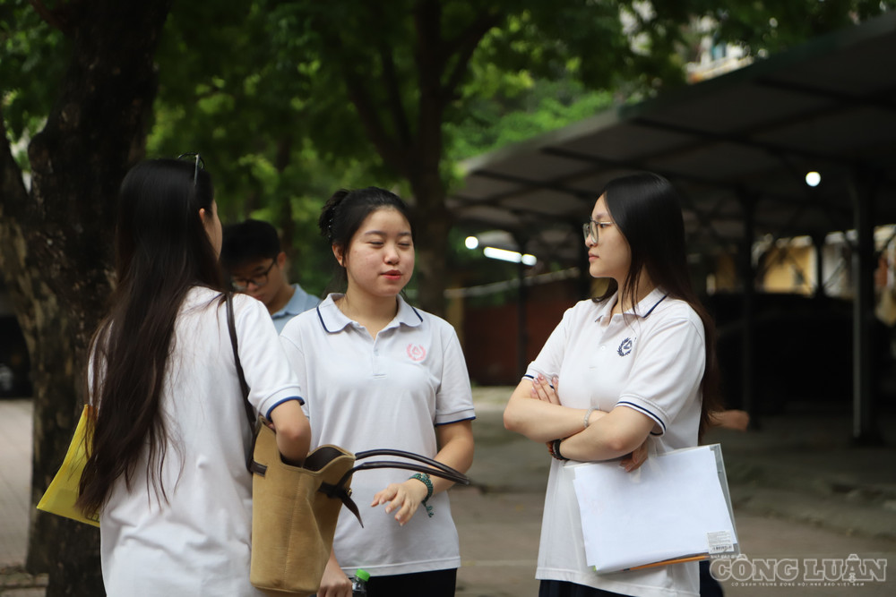 Nhiều sĩ tử đến sớm để chuẩn bị tâm lý tốt nhất cho môn Ngữ văn. clo_br_img-5094.jpg
