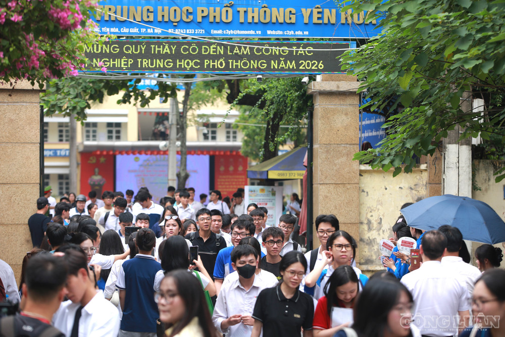 Ghi nhận của PV tại điểm thi Trường THPT Yên Hòa (Hà Nội), ngay sau khi kết thúc thời gian làm bài, phần lớn thí sinh bước ra khỏi phòng thi với tâm trạng nhẹ nhõm. clo_br_6r4a6415.jpg
