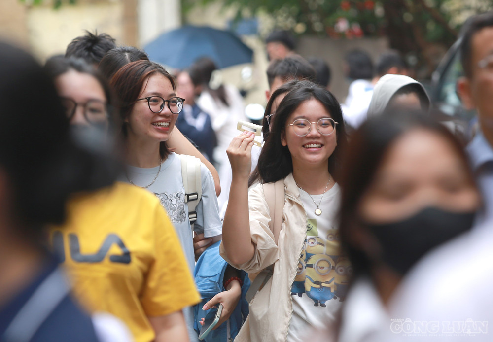 Thí sinh Nguyễn Minh Phương chia sẻ: “Đề thi không quá khó, cấu trúc vừa vặn với thời gian 120 phút. Em làm được khoảng 3 trang giấy và viết khá thoải mái, giữ được mạch cảm xúc liên tục”. clo_br_6r4a6369.jpg