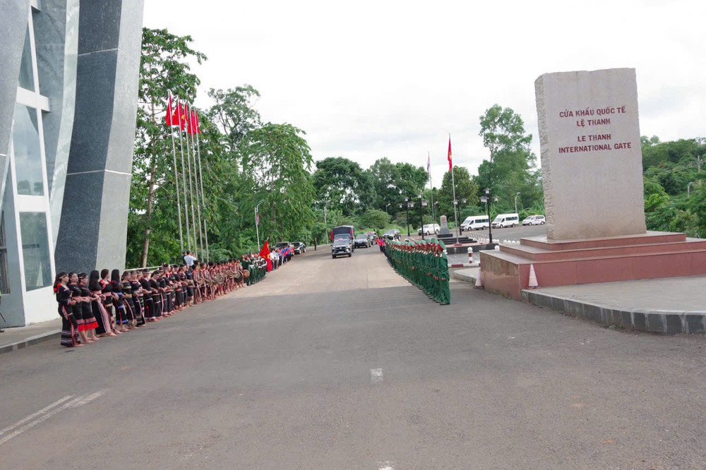 Ban chuyên trách tỉnh Gia Lai đưa 18 hài cốt liệt sĩ quân tình nguyện và chuyên gia Việt Nam hy sinh qua các thời kỳ chiến tranh tại Campuchia về nước (ảnh H.B) z7923154969260-60a17014b4624678a0049c4d7d6030c5.jpg